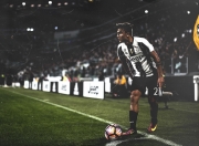 熊猫体育在线-绝境之舞，拉文压力下的涅槃，活塞逆转热火的战术启示