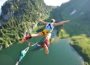 熊猫体育官方-赛道风云，红牛车队横扫梅赛德斯，诺里斯惊艳四座